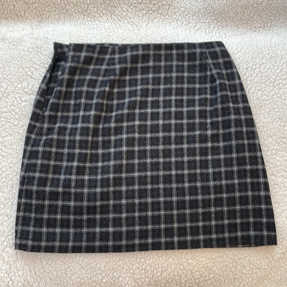 NYCC black skirt with grey and white plaid pattern. - Picture 3 of 4